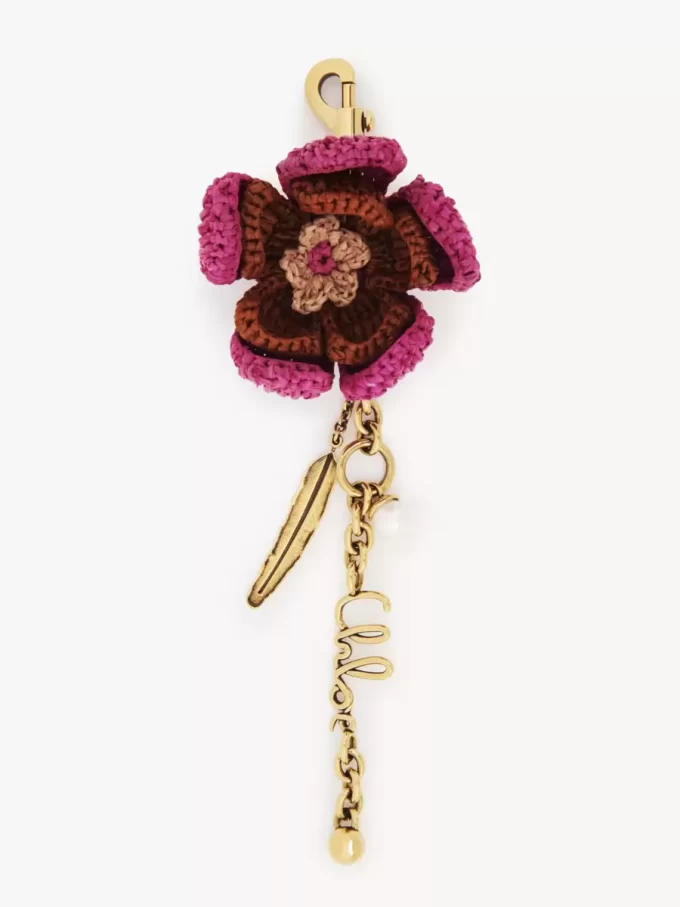 Charm para bolso con forma de flor en rafia y metal Charm para bolso con forma de flor en rafia y metal