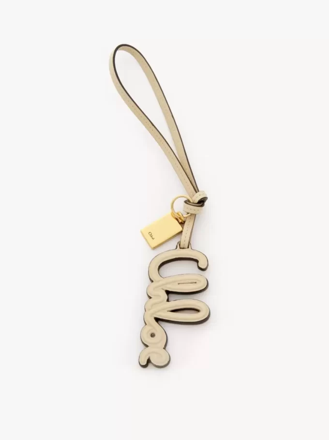 Charm para bolso con logo en piel brillante Charm para bolso con logo en piel brillante