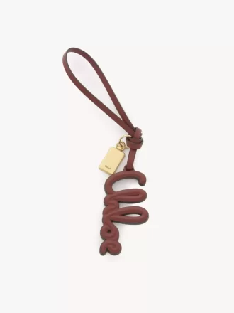 Charm para bolso con logo en piel brillante
