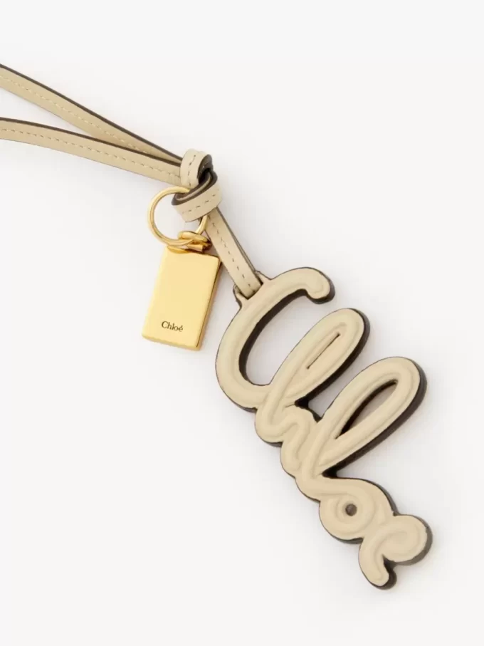 Charm para bolso con logo en piel brillante Charm para bolso con logo en piel brillante