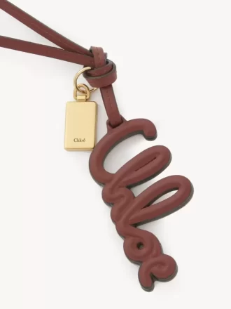 Charm para bolso con logo en piel brillante