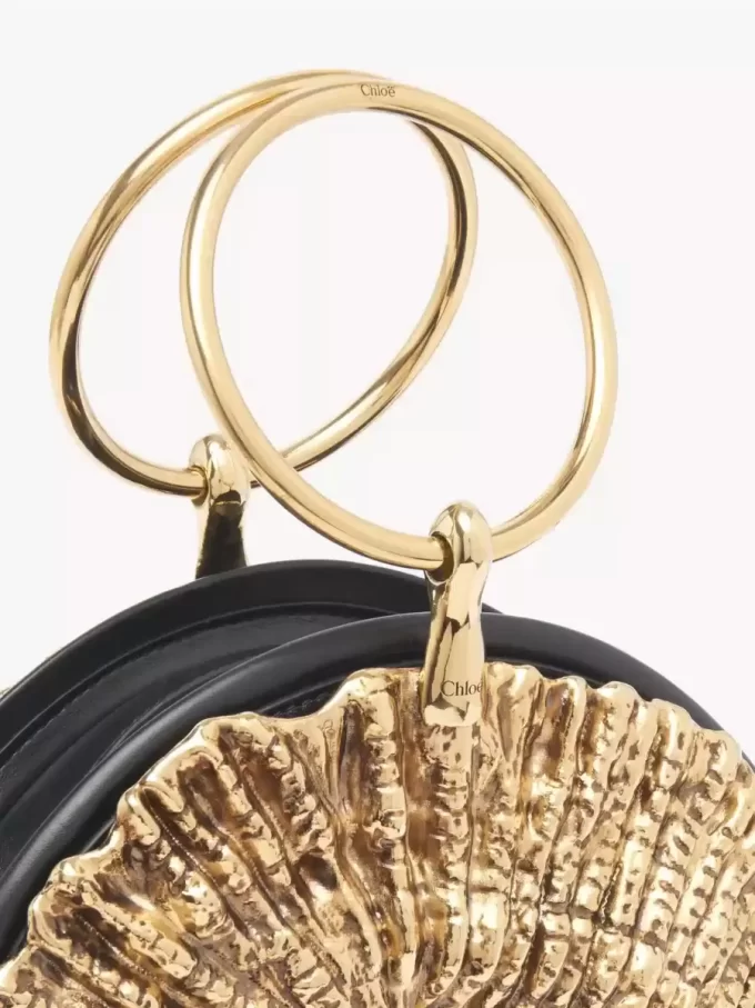 Clutch con cremallera Sea Treasures Shell en piel suave y metal Clutch con cremallera Sea Treasures Shell en piel suave y metal