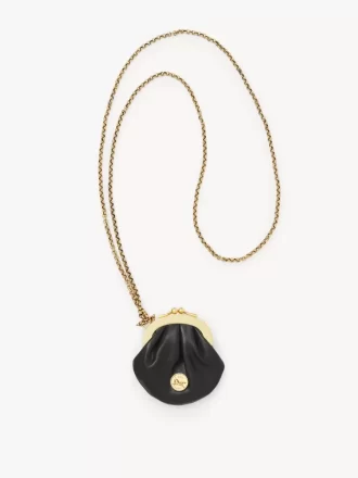 Collar monedero con medalla de micro caballo en cuero granulado