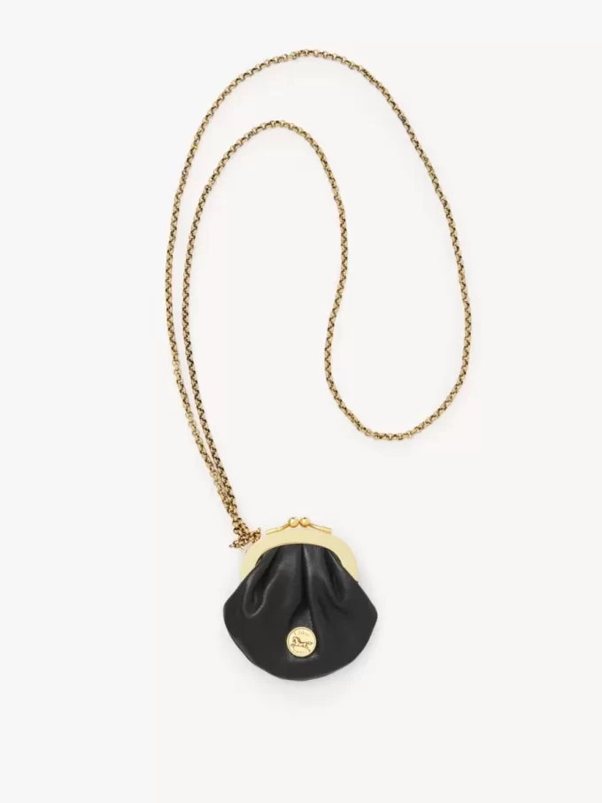 Collar monedero con medalla de micro caballo en cuero granulado
