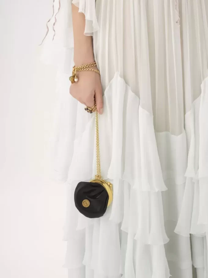 Collar monedero con medalla de micro caballo en cuero granulado