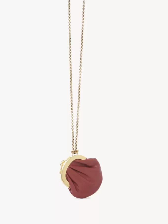 Collar monedero con medalla de micro caballo en cuero granulado