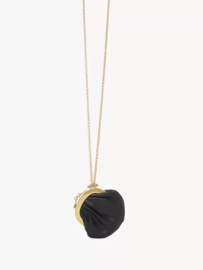Collar monedero con medalla de micro caballo en cuero granulado