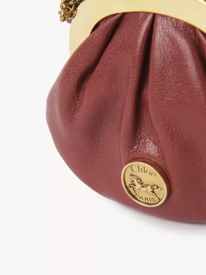 Collar monedero con medalla de micro caballo en cuero granulado
