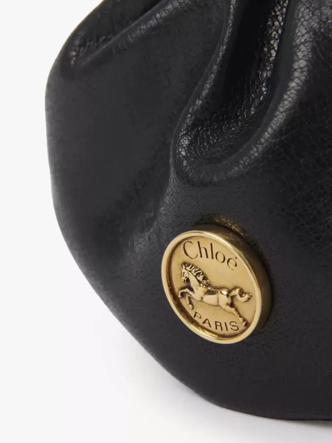 Collar monedero con medalla de micro caballo en cuero granulado