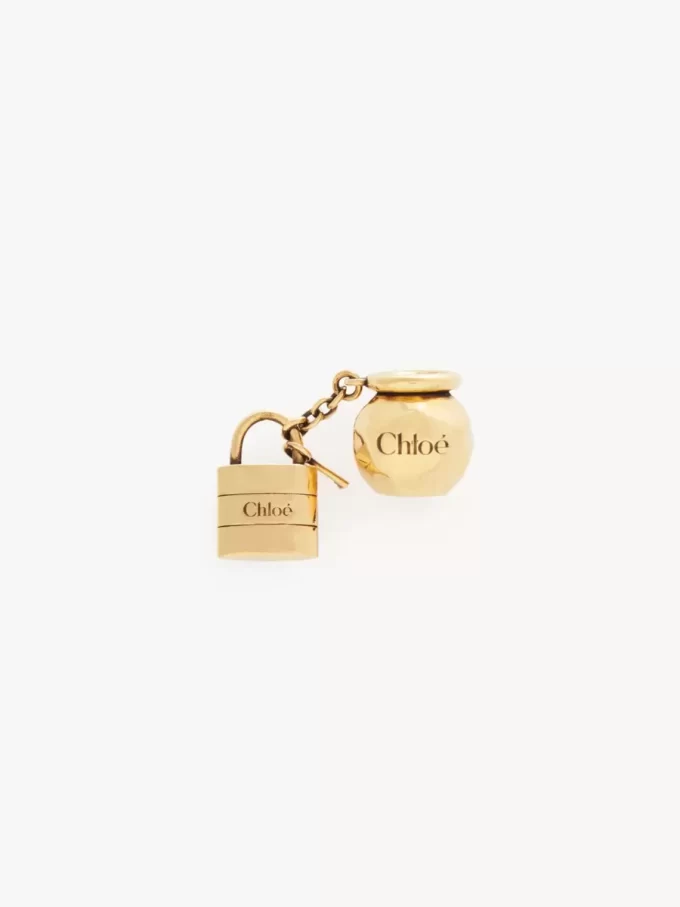 Dije de pulsera con forma de dado con candado esférico en latón