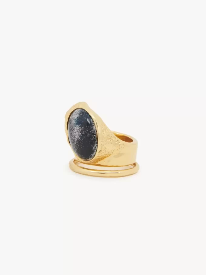 El anillo amuleto de Chloé