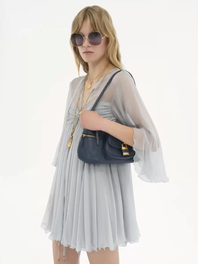 El bolso de hombro 99 en piel granulada El bolso de hombro 99 en piel granulada
