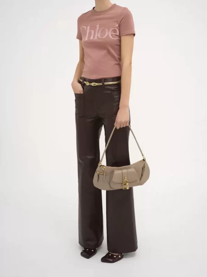 El bolso de hombro 99 en piel granulada El bolso de hombro 99 en piel granulada