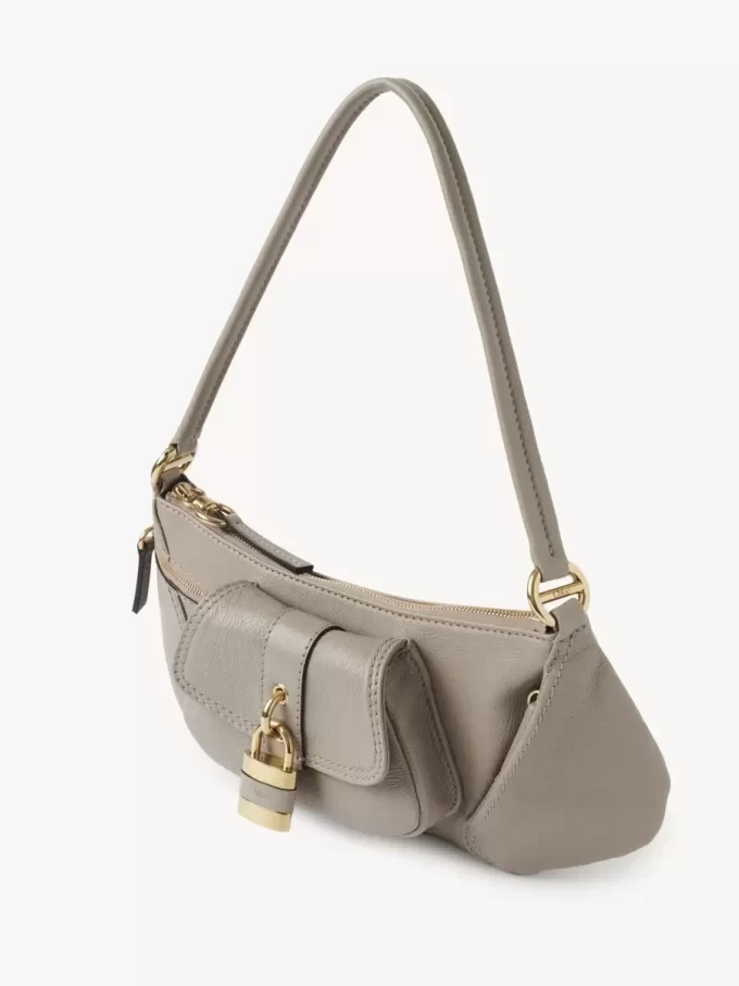 El bolso de hombro 99 en piel granulada El bolso de hombro 99 en piel granulada
