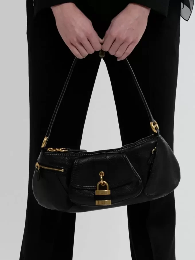 El bolso de hombro 99 en piel granulada El bolso de hombro 99 en piel granulada