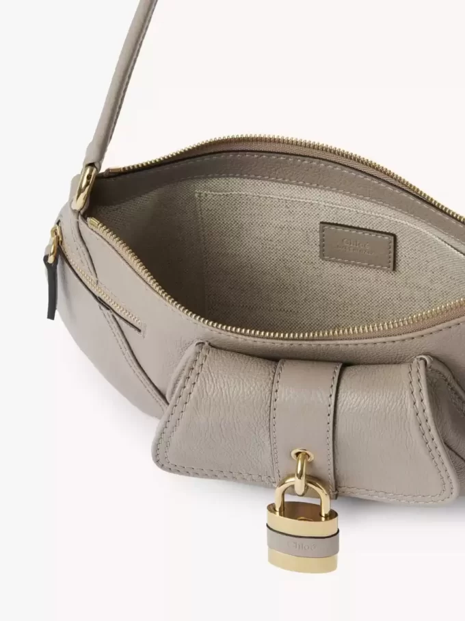 El bolso de hombro 99 en piel granulada El bolso de hombro 99 en piel granulada