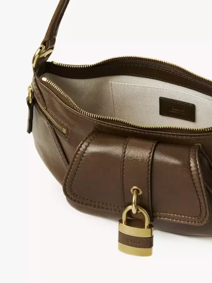 El bolso de hombro 99 en piel granulada El bolso de hombro 99 en piel granulada