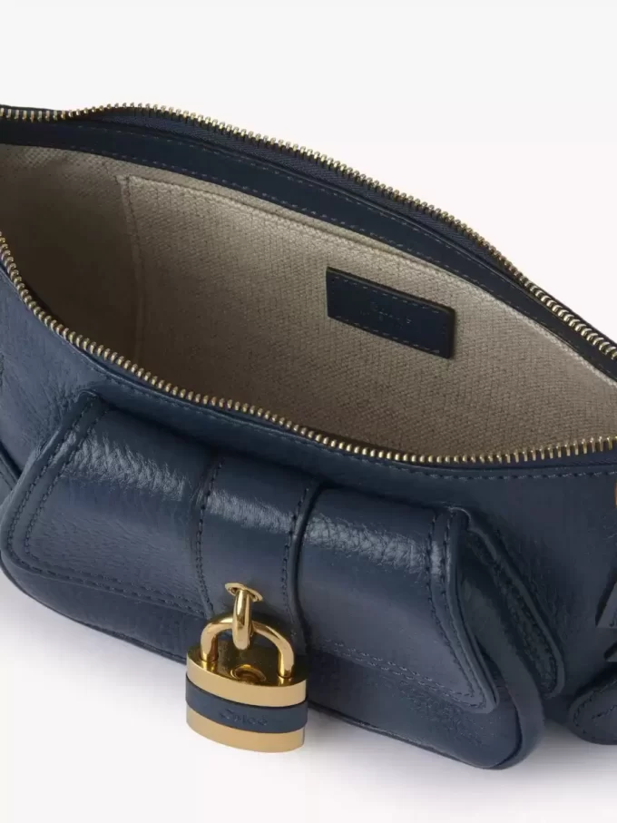 El bolso de hombro 99 en piel granulada El bolso de hombro 99 en piel granulada