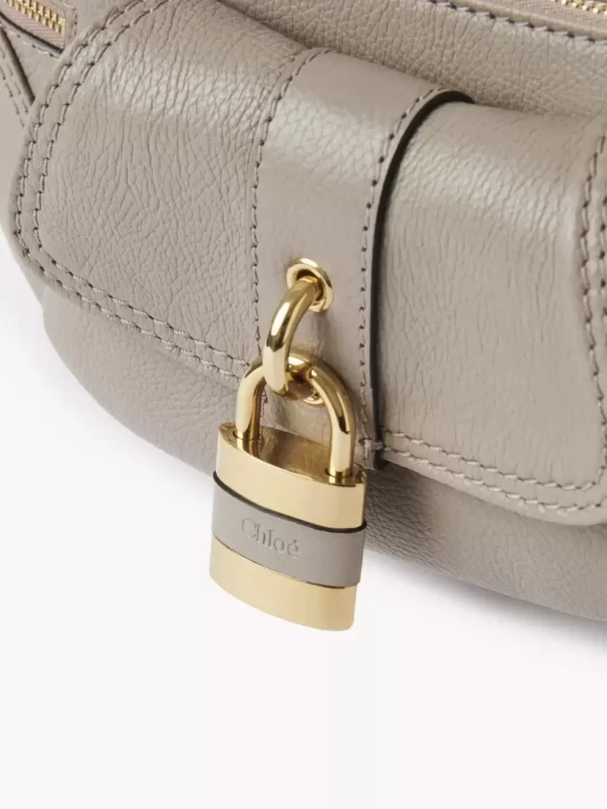 El bolso de hombro 99 en piel granulada El bolso de hombro 99 en piel granulada