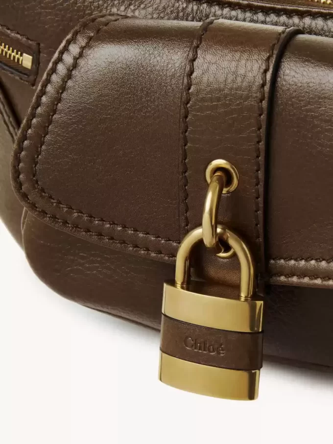 El bolso de hombro 99 en piel granulada El bolso de hombro 99 en piel granulada