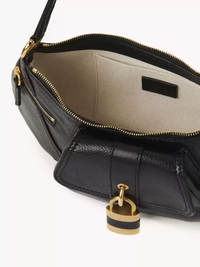 El bolso de hombro 99 en piel granulada El bolso de hombro 99 en piel granulada