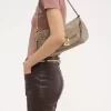 El bolso de hombro 99 en piel granulada El bolso de hombro 99 en piel granulada