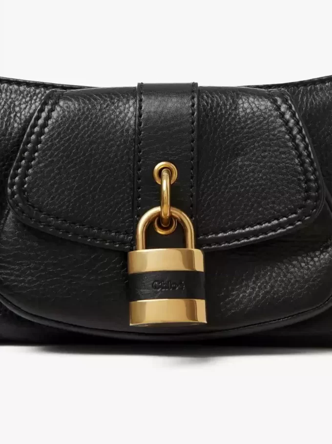 El bolso de hombro 99 en piel granulada El bolso de hombro 99 en piel granulada
