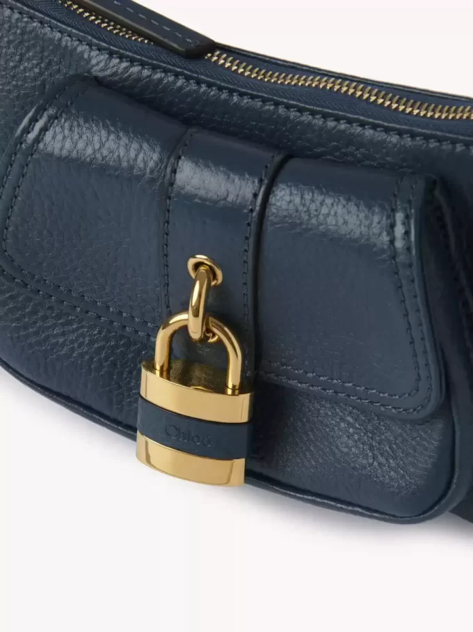 El bolso de hombro 99 en piel granulada El bolso de hombro 99 en piel granulada