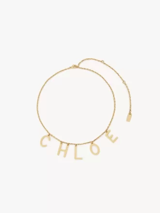 El collar de letras de Chloé