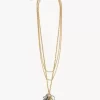 El collar de perlas antiguas de Chloé