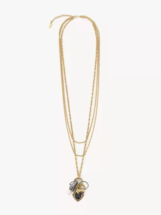El collar de perlas antiguas de Chloé