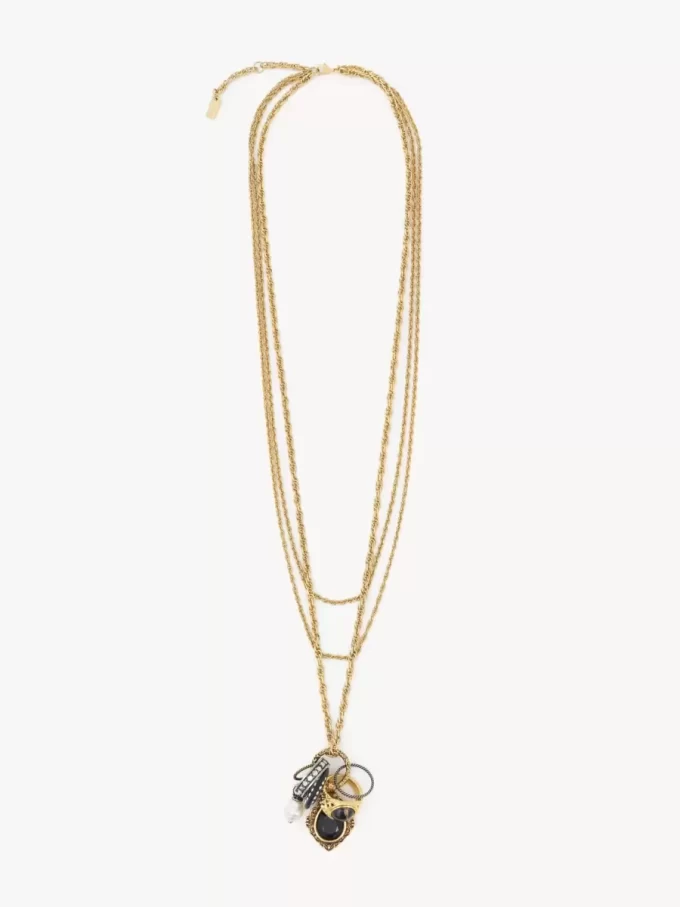El collar de perlas antiguas de Chloé