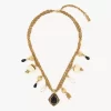 El collar de perlas antiguas de Chloé