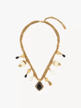 El collar de perlas antiguas de Chloé
