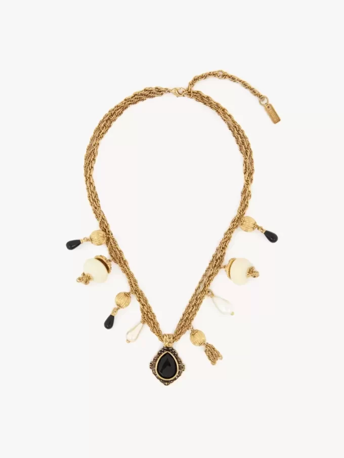 El collar de perlas antiguas de Chloé