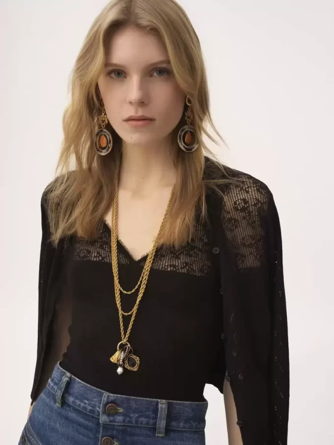 El collar de perlas antiguas de Chloé