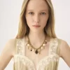 El collar de perlas antiguas de Chloé