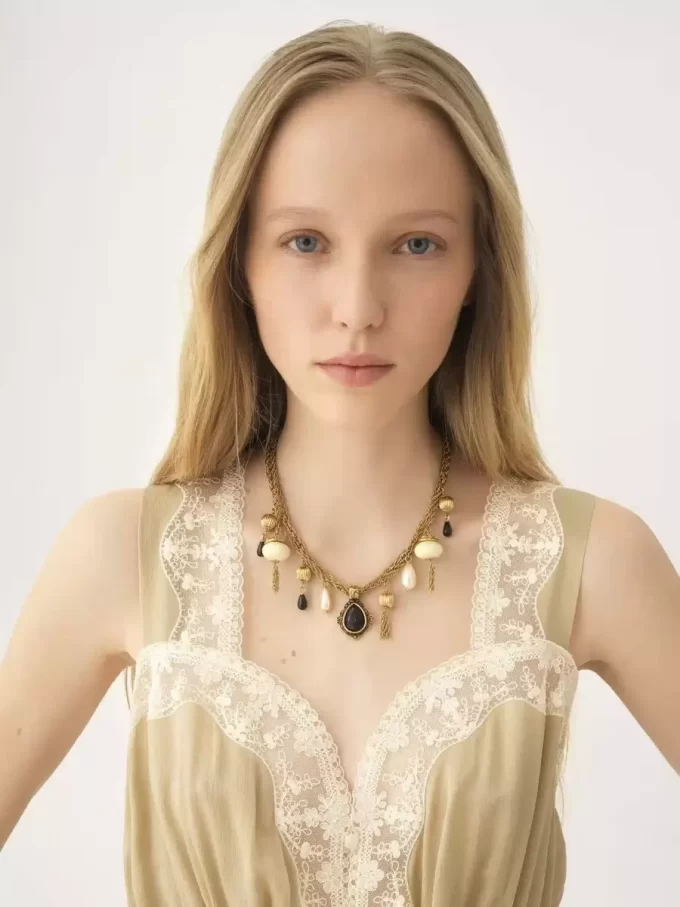 El collar de perlas antiguas de Chloé