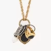 El collar de perlas antiguas de Chloé