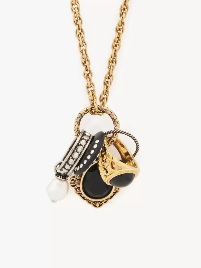 El collar de perlas antiguas de Chloé