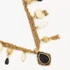 El collar de perlas antiguas de Chloé