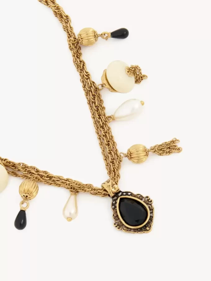 El collar de perlas antiguas de Chloé