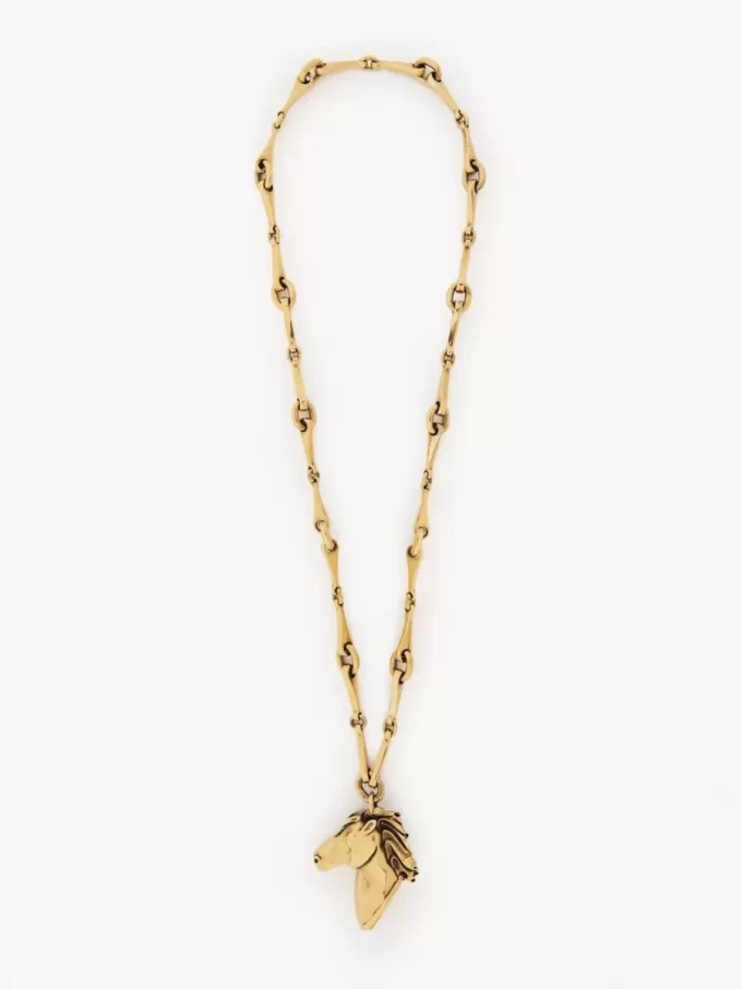 El collar del caballo de cadena