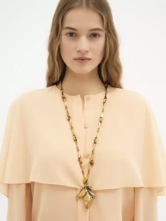 El collar del caballo de cadena