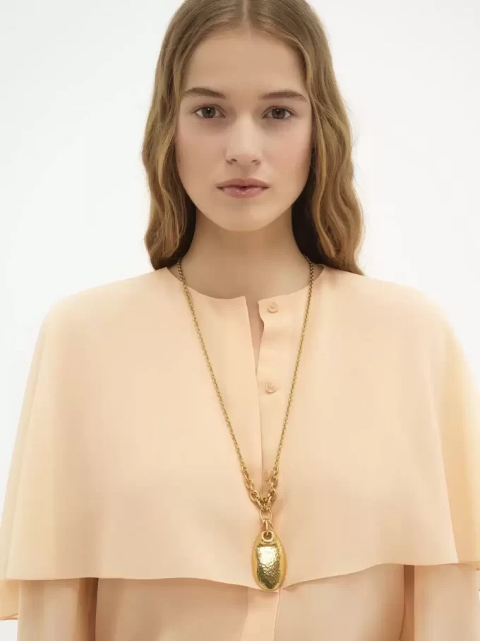 El collar Petal de Chloé El collar Petal de Chloé