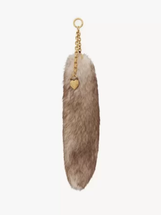 El dije Treasure Tails en piel de oveja