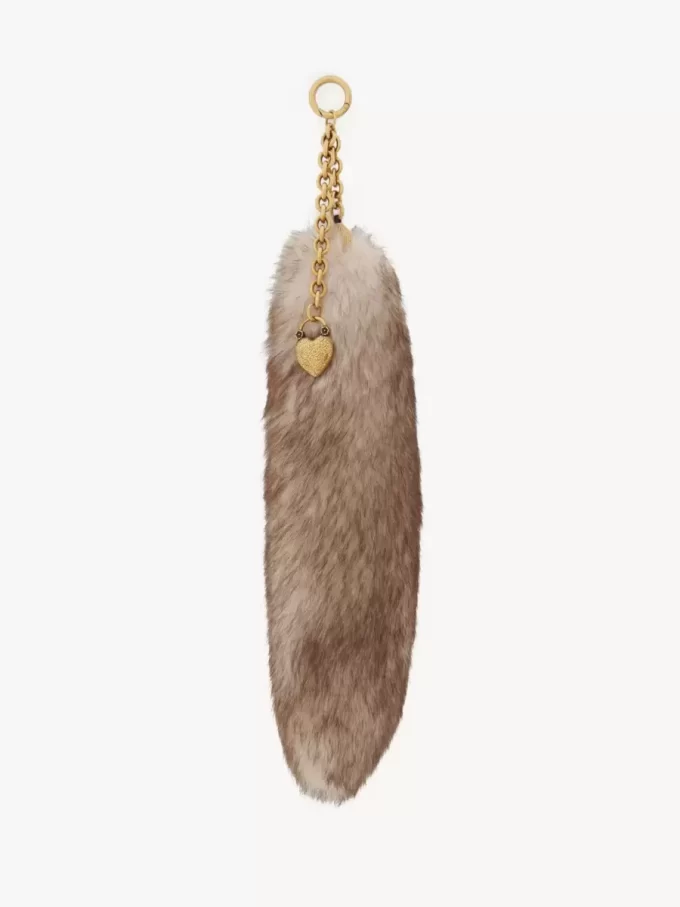 El dije Treasure Tails en piel de oveja