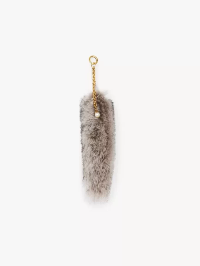 El dije Treasure Tails en piel de oveja