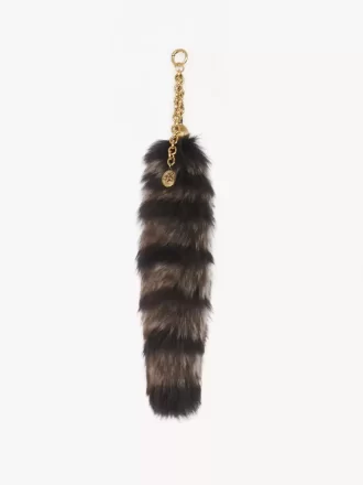 El dije Treasure Tails en piel de oveja