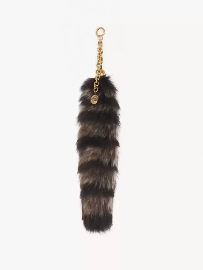 El dije Treasure Tails en piel de oveja